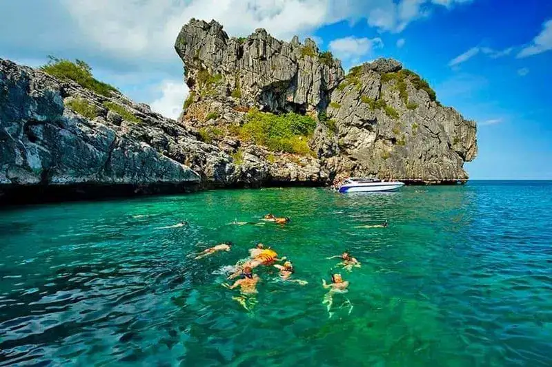 Türkisfarbenes Wasser und Kalksteininseln von Ang Thong