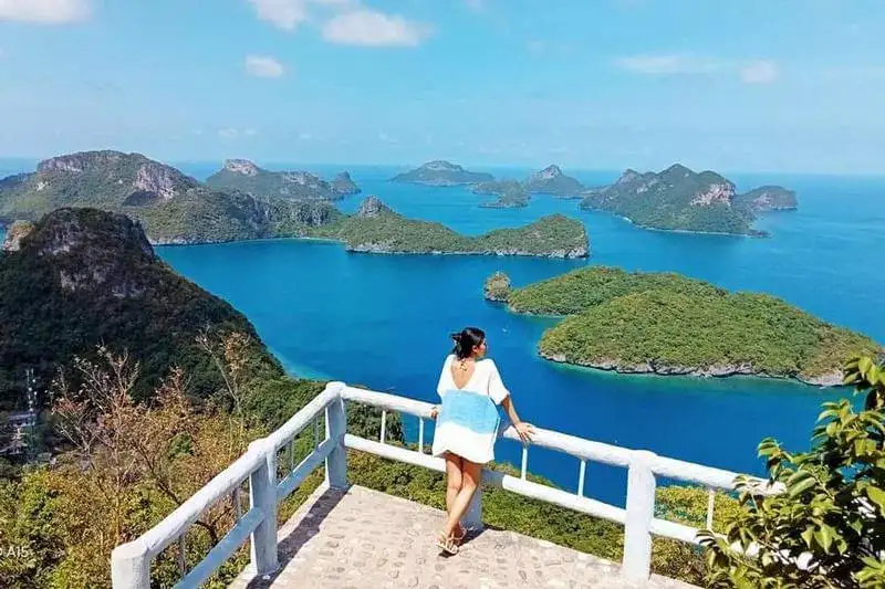 Frau am Aussichtspunkt über den Inseln von Ang Thong