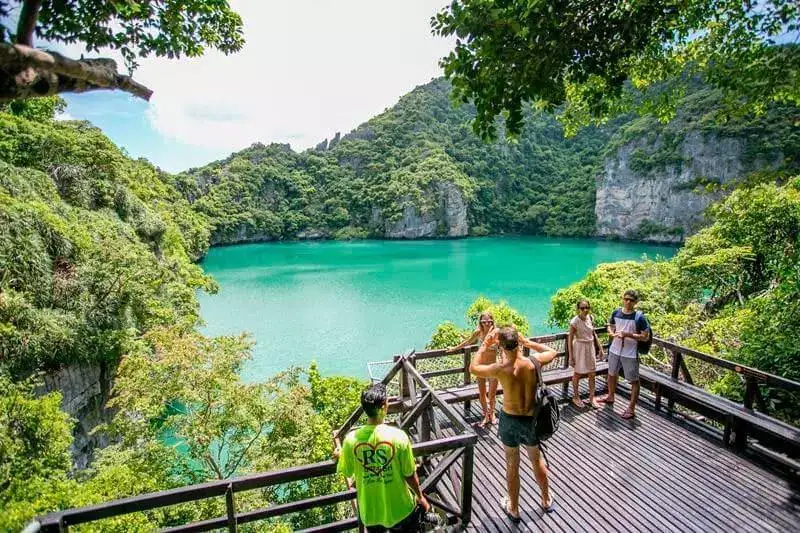 Aussichtsplattform über dem Emerald Lake auf Mae Ko