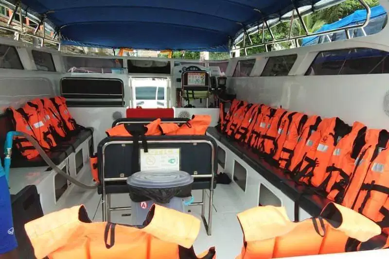 Sitze und Schwimmwesten im Speedboot
