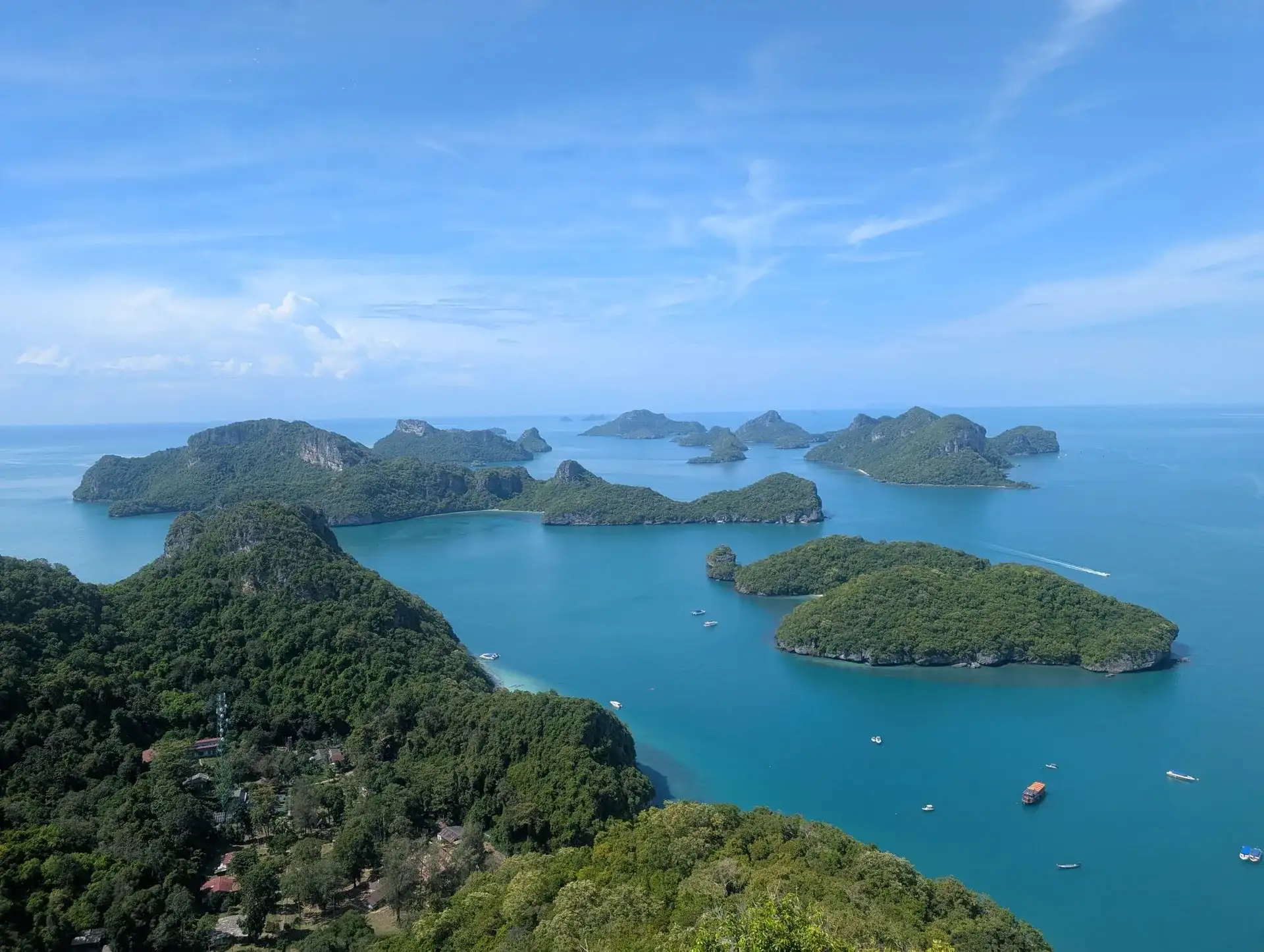 Islas verdes de Ang Thong en un mar turquesa, vistas desde un mirador