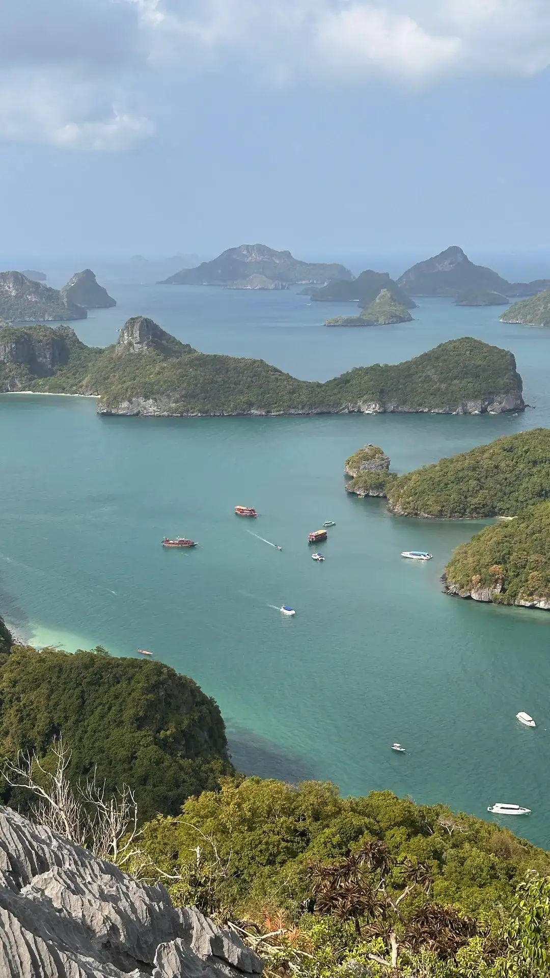 Barcos de excursión fondeados entre las islas de Ang Thong