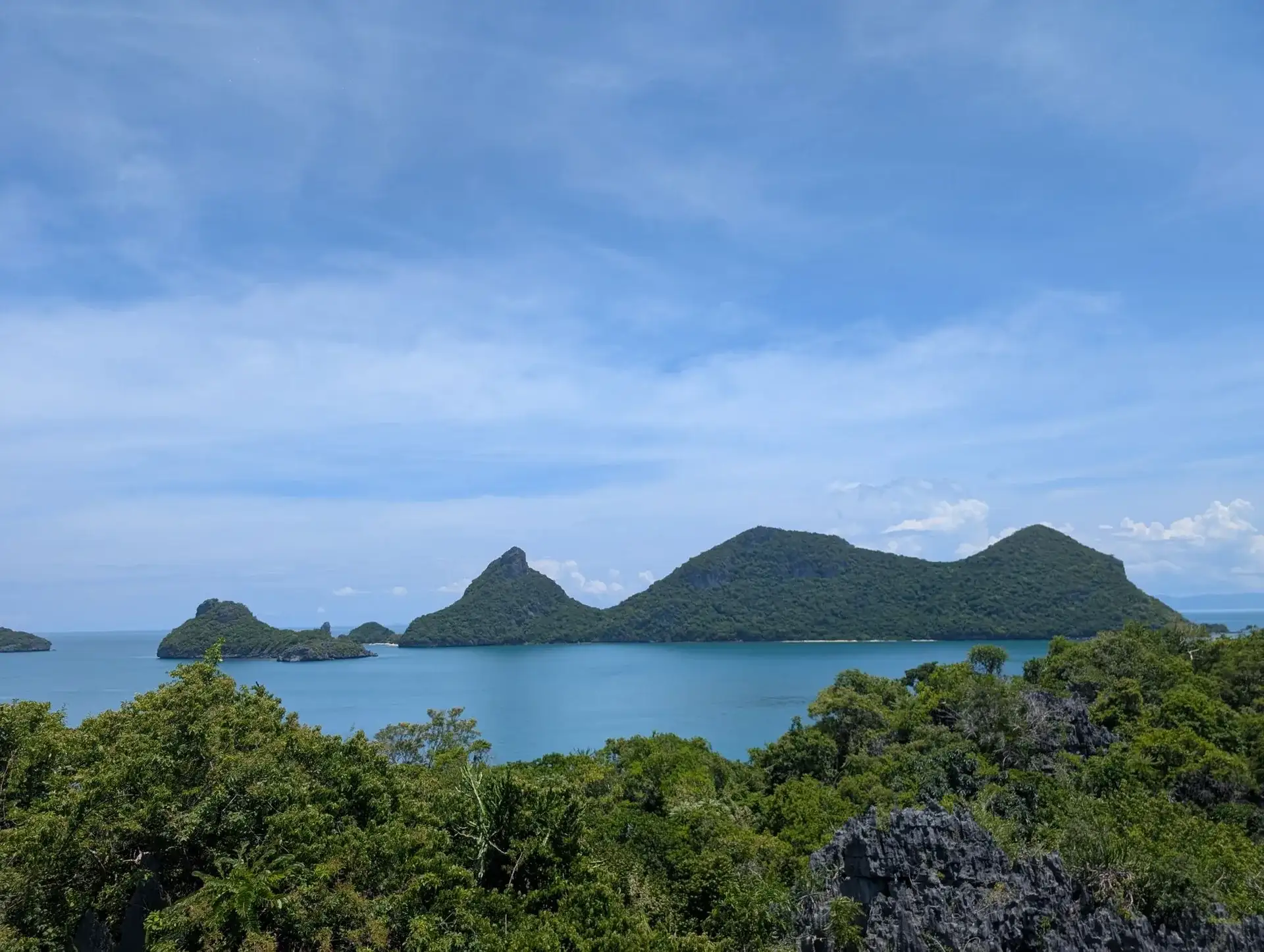 Îles d'Ang Thong vues à travers la forêt depuis un point de vue