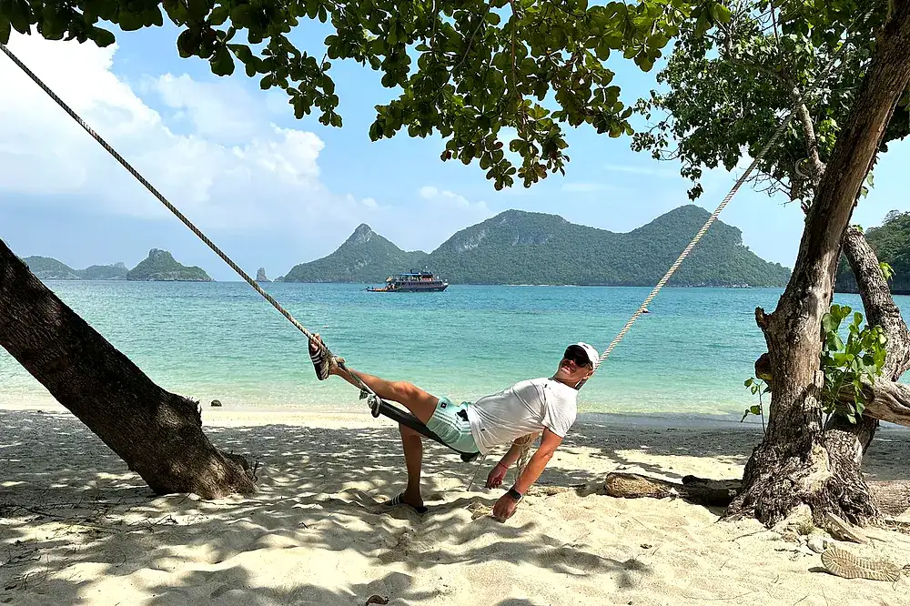 Seilschaukel unter einem Baum am Strand
