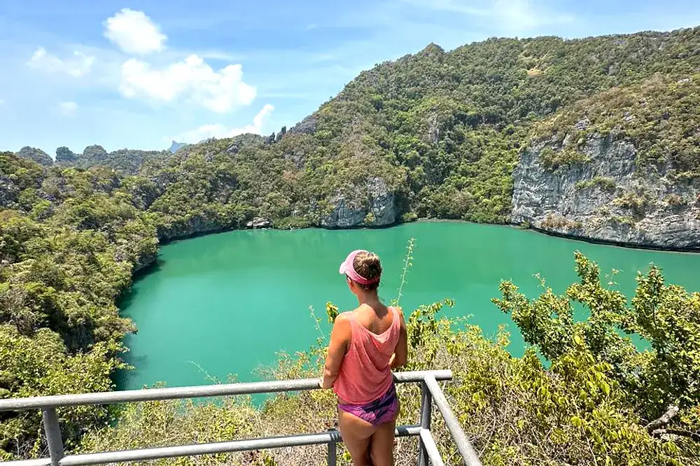 Geländer über dem Emerald Lake auf Mae Ko
