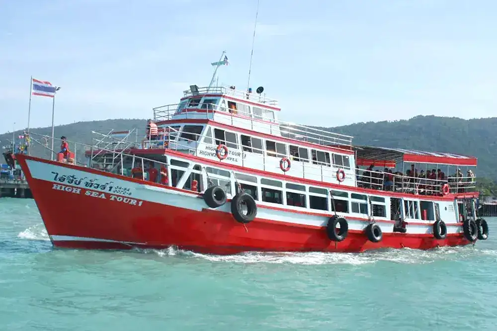 Thailändisches Ausflugsboot auf dem Meer