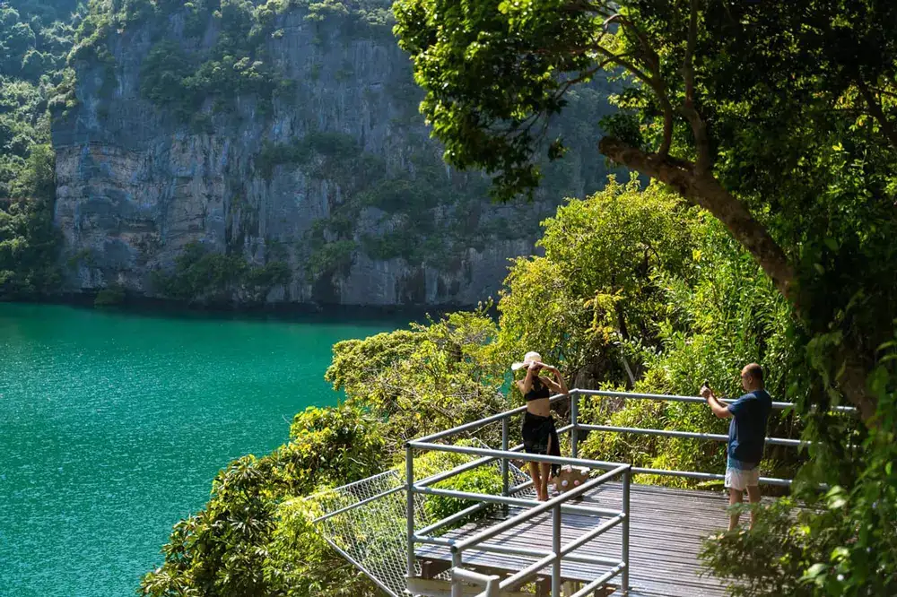 Viewing platform above the Emerald Lake