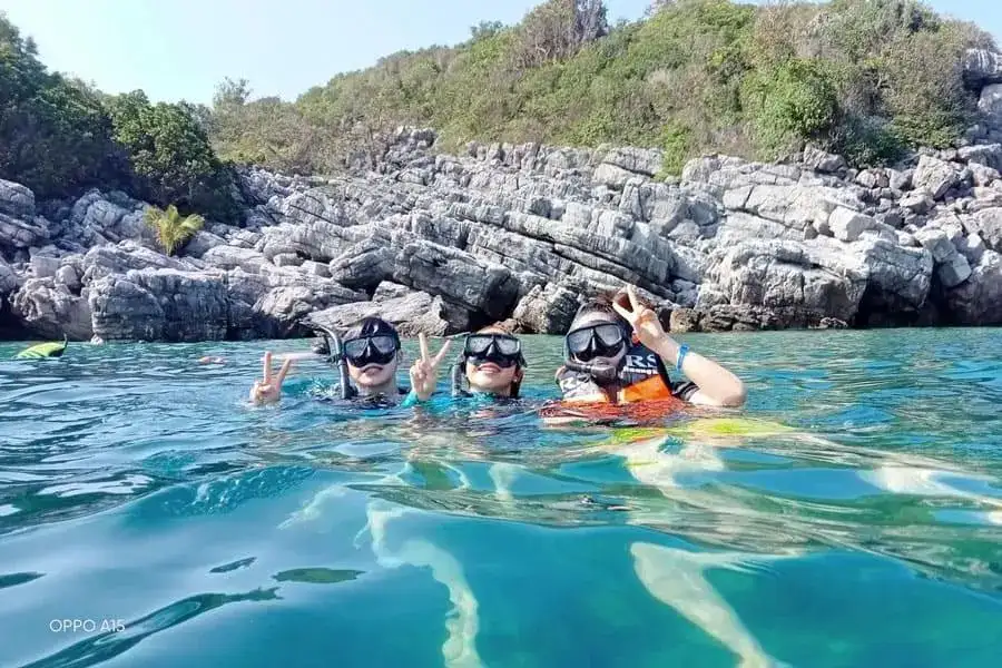 Schnorcheln über dem Korallenriff im Ang Thong Meeres-Nationalpark