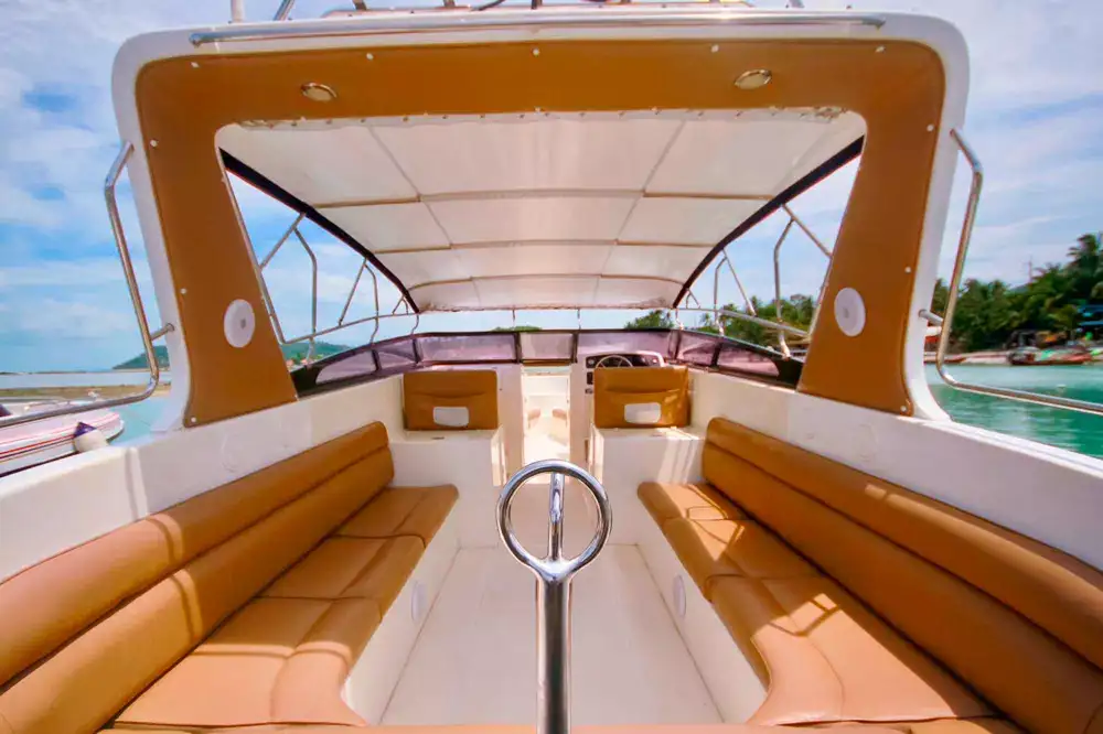 Sitze im Speedboot Pearl