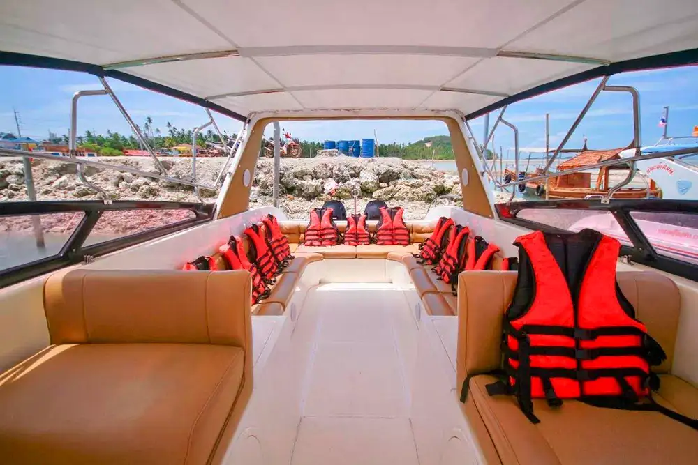 Speedboot Pearl in einer Bucht